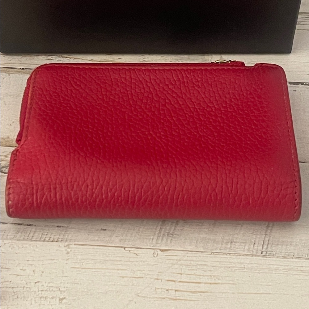 Gucci GG Marmont Red Pebbled Leather Compact Wallet. - Picture 2 of 11